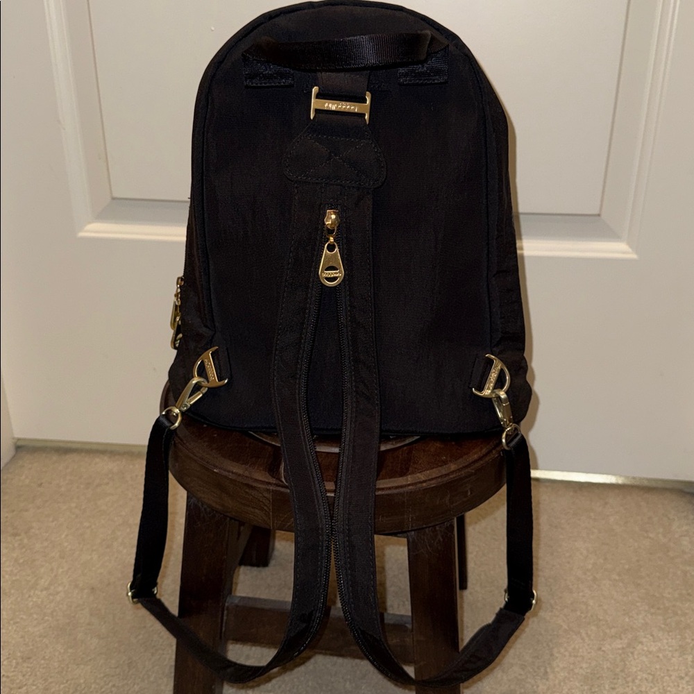 Bagallini Dallas Convertible Multifunction Backpack - Picture 5 of 15